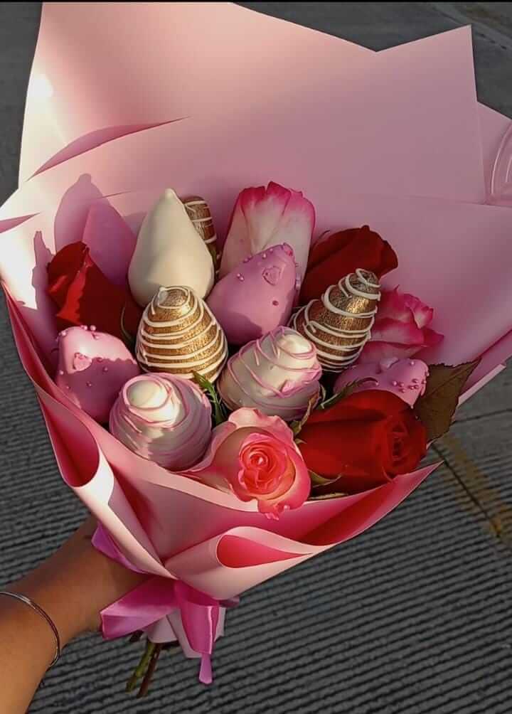 Bouquet de fresas y rosas
